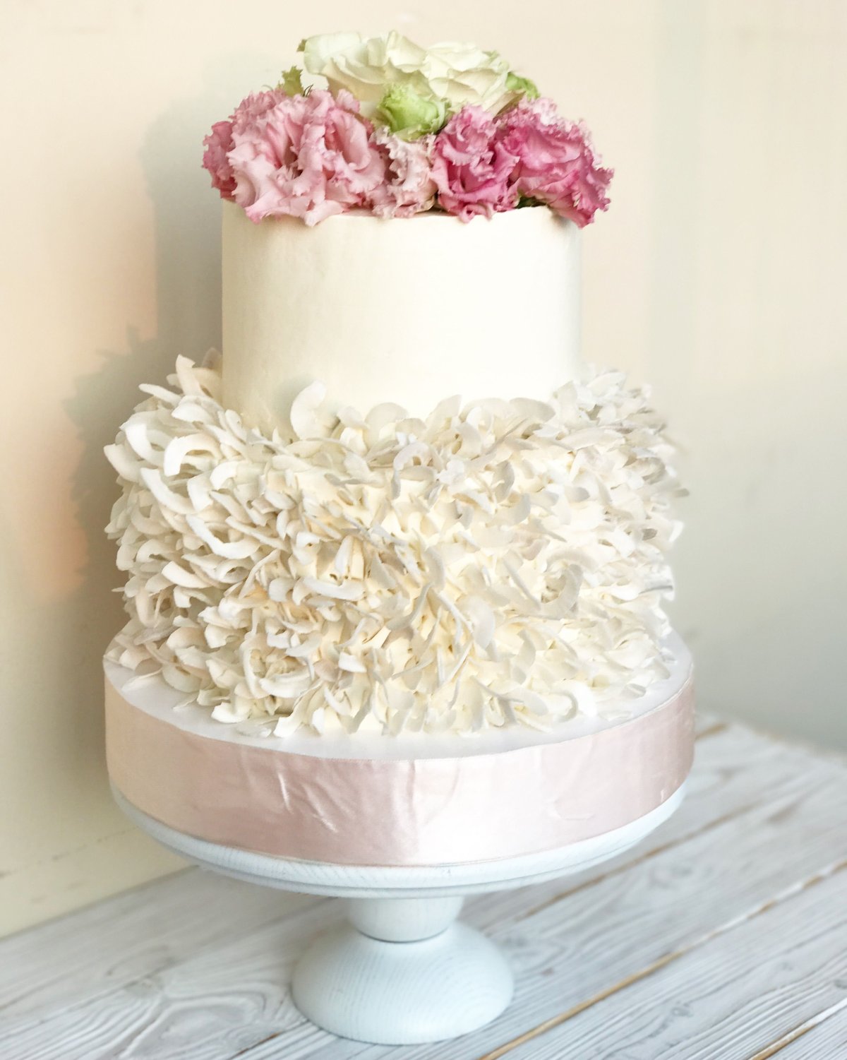 Торт с кокосом декор