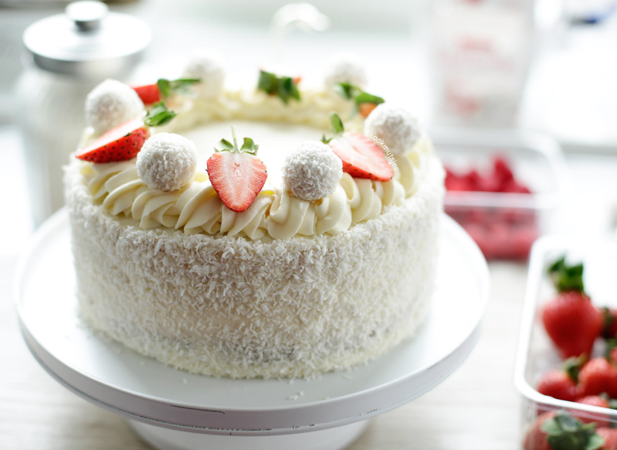 Декор торта кокосовой стружкой