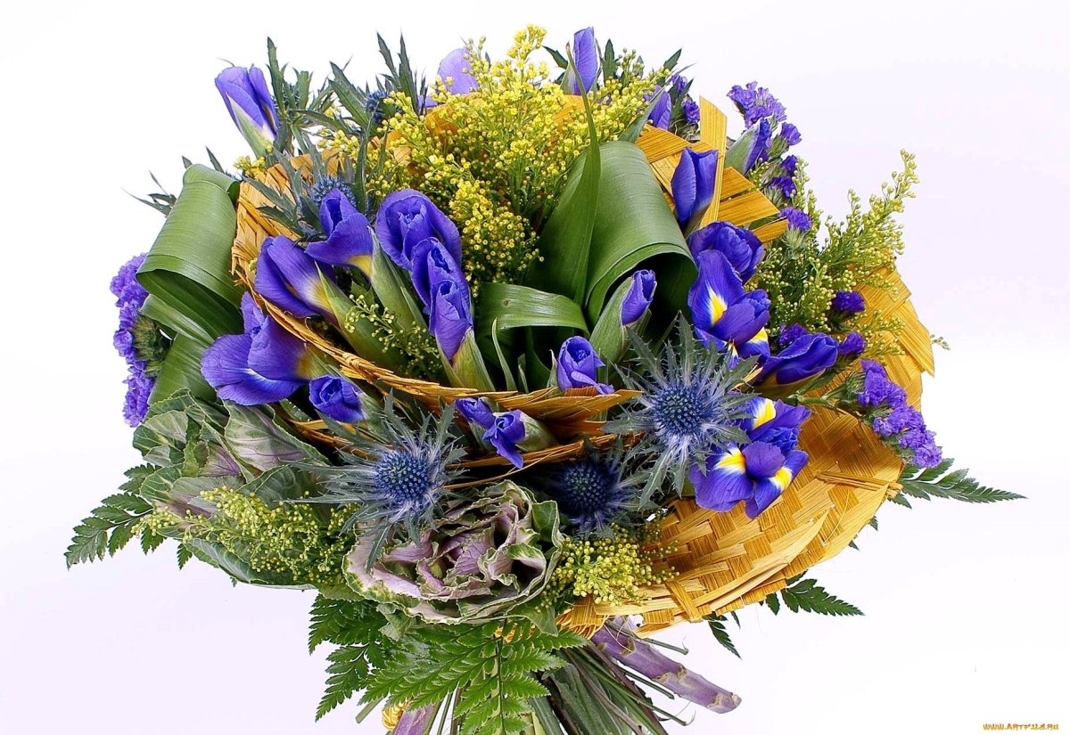 Букет с ирисами и папоротником