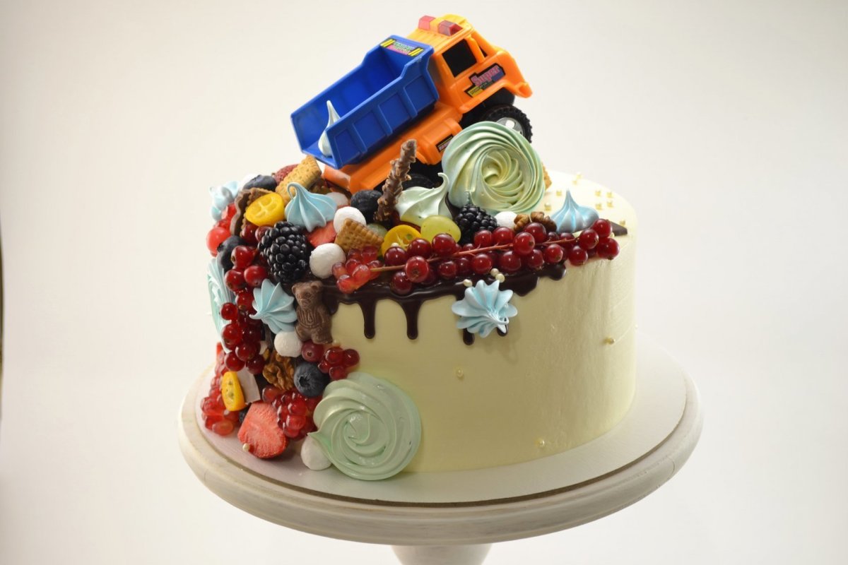 Торт с «машинками»