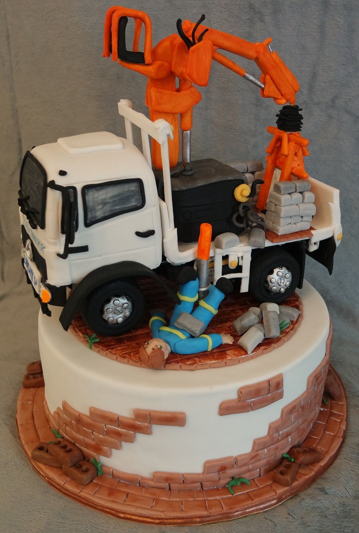 Торт в виде крана