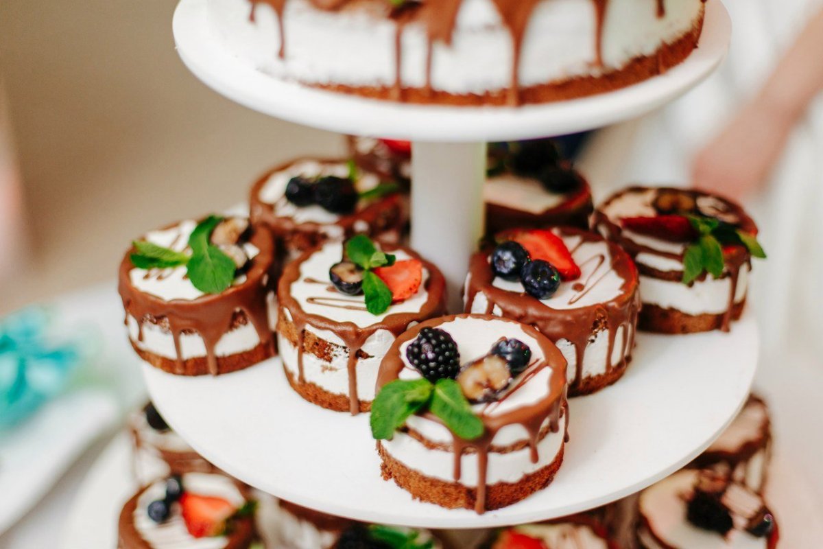 Украшение торта маршмеллоу и сладостями