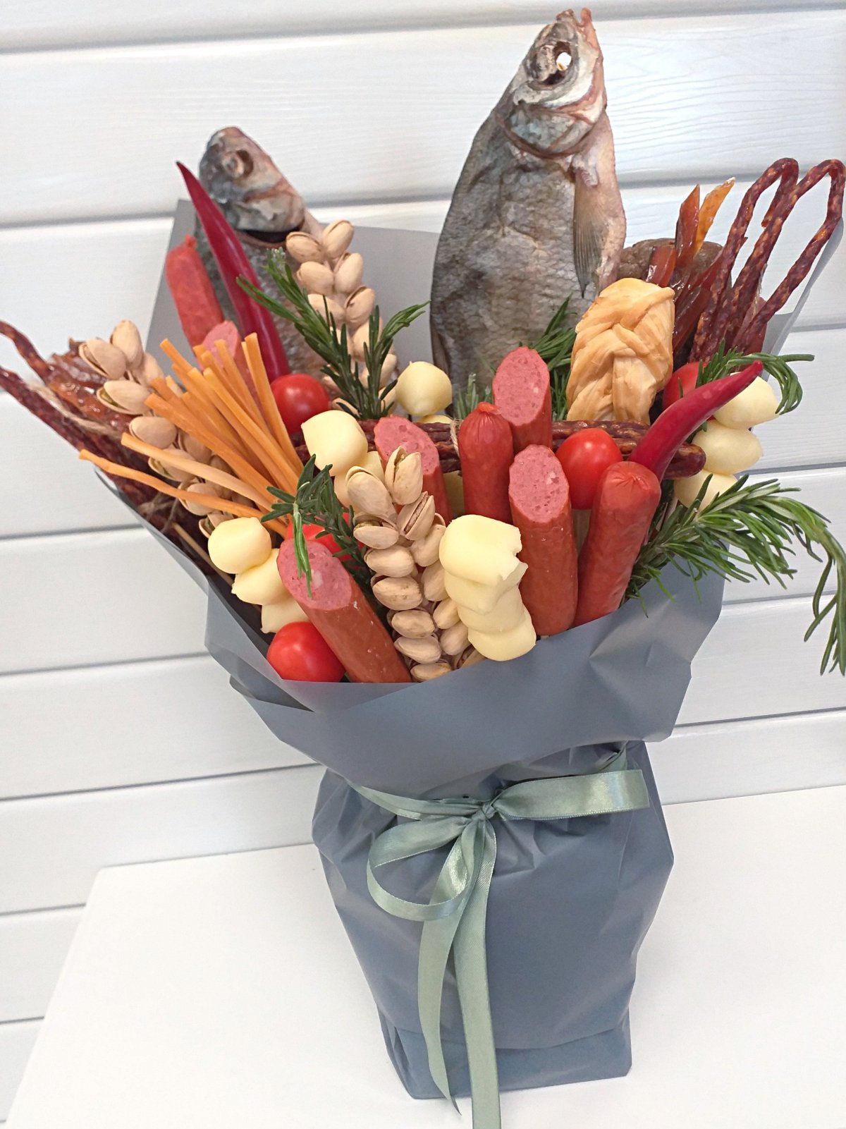 Подарок рыбаку из конфет