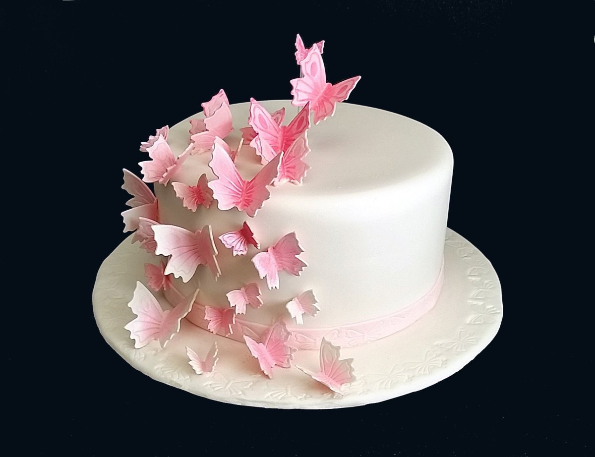Торт с бабочками и цветами