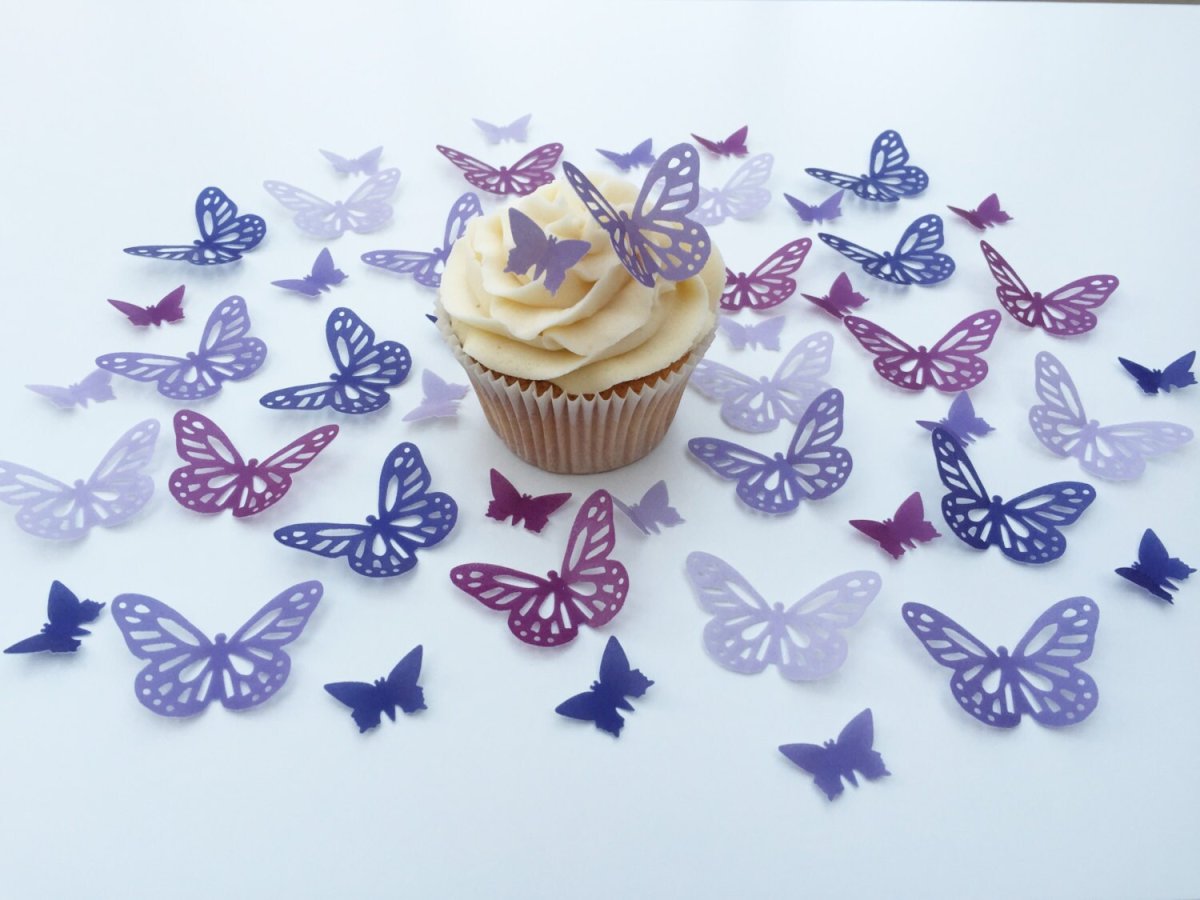 Торт с бабочками и леденцами