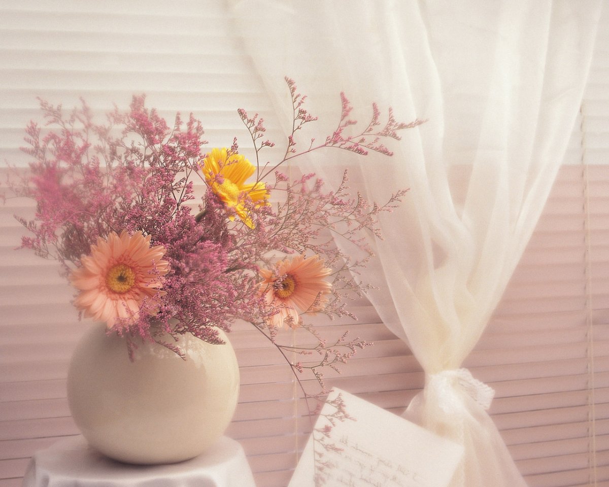 Нежный букет цветов в руках