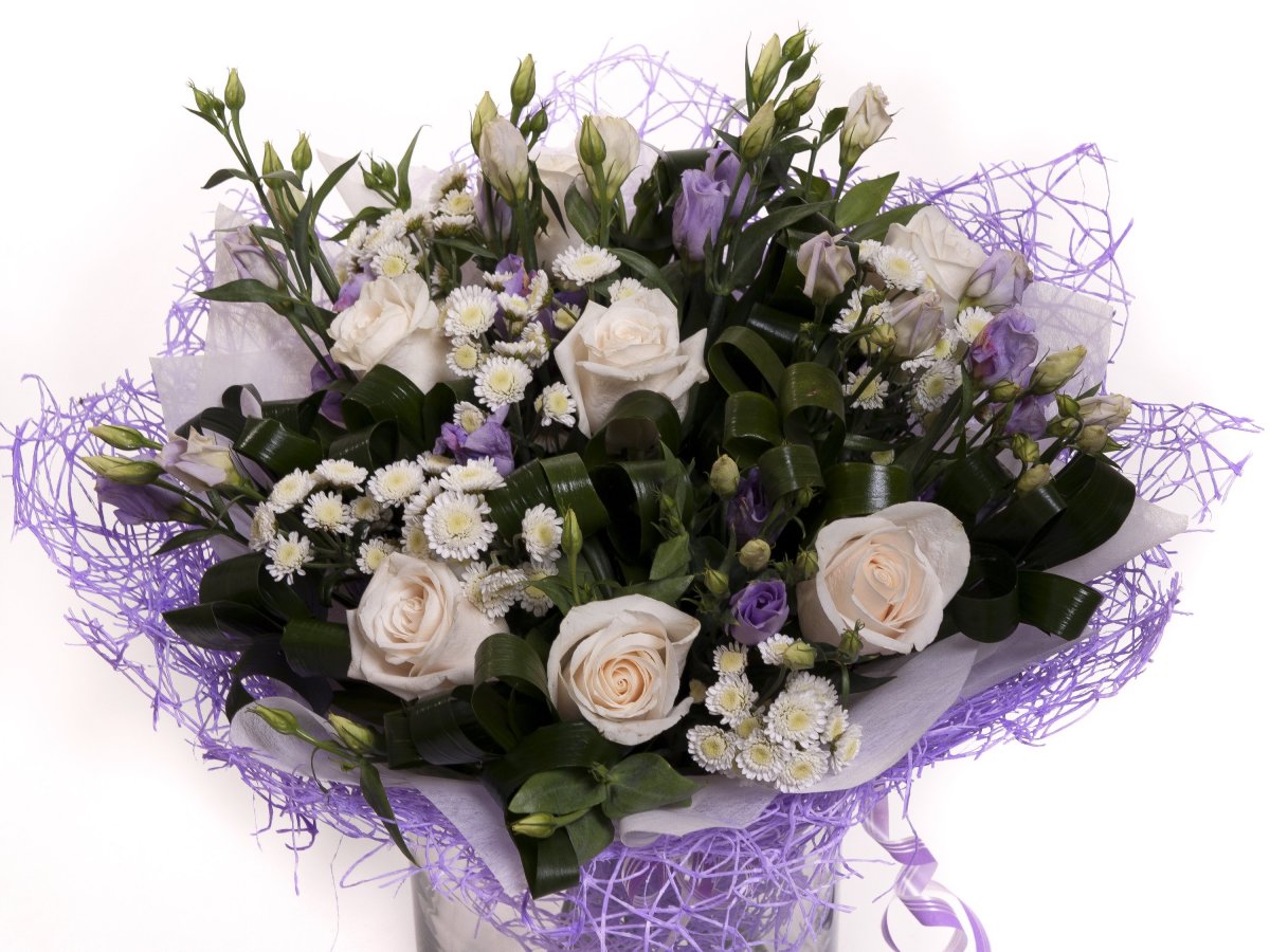 Небольшой букетик с белой эустомой и розой