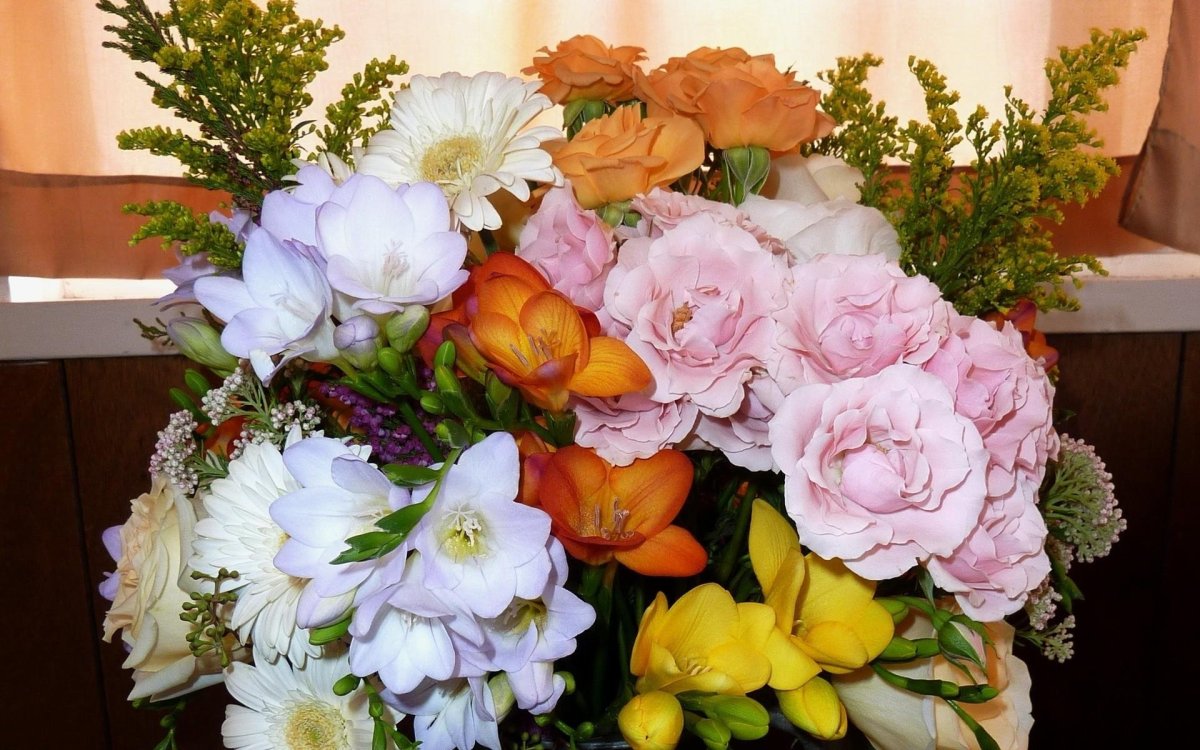 Фрезия герберы букет