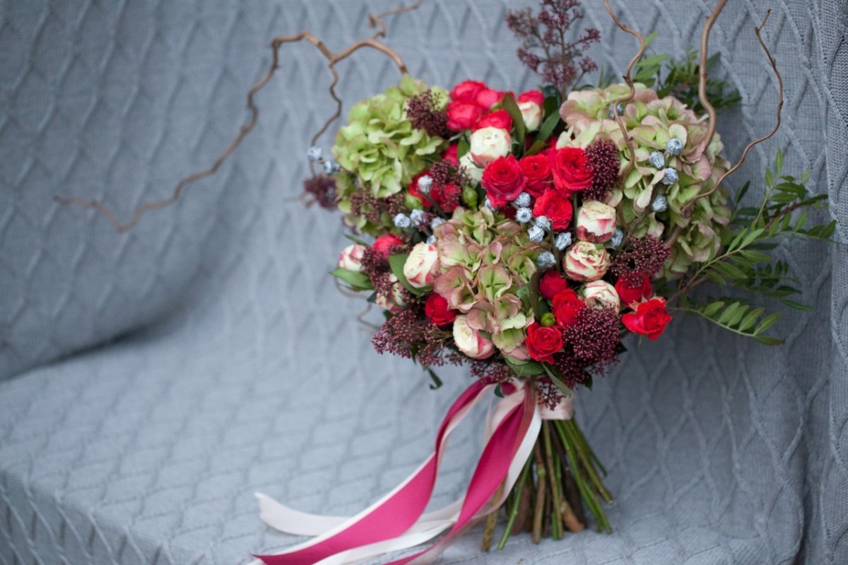 Букет из роз с экзотическими цветами