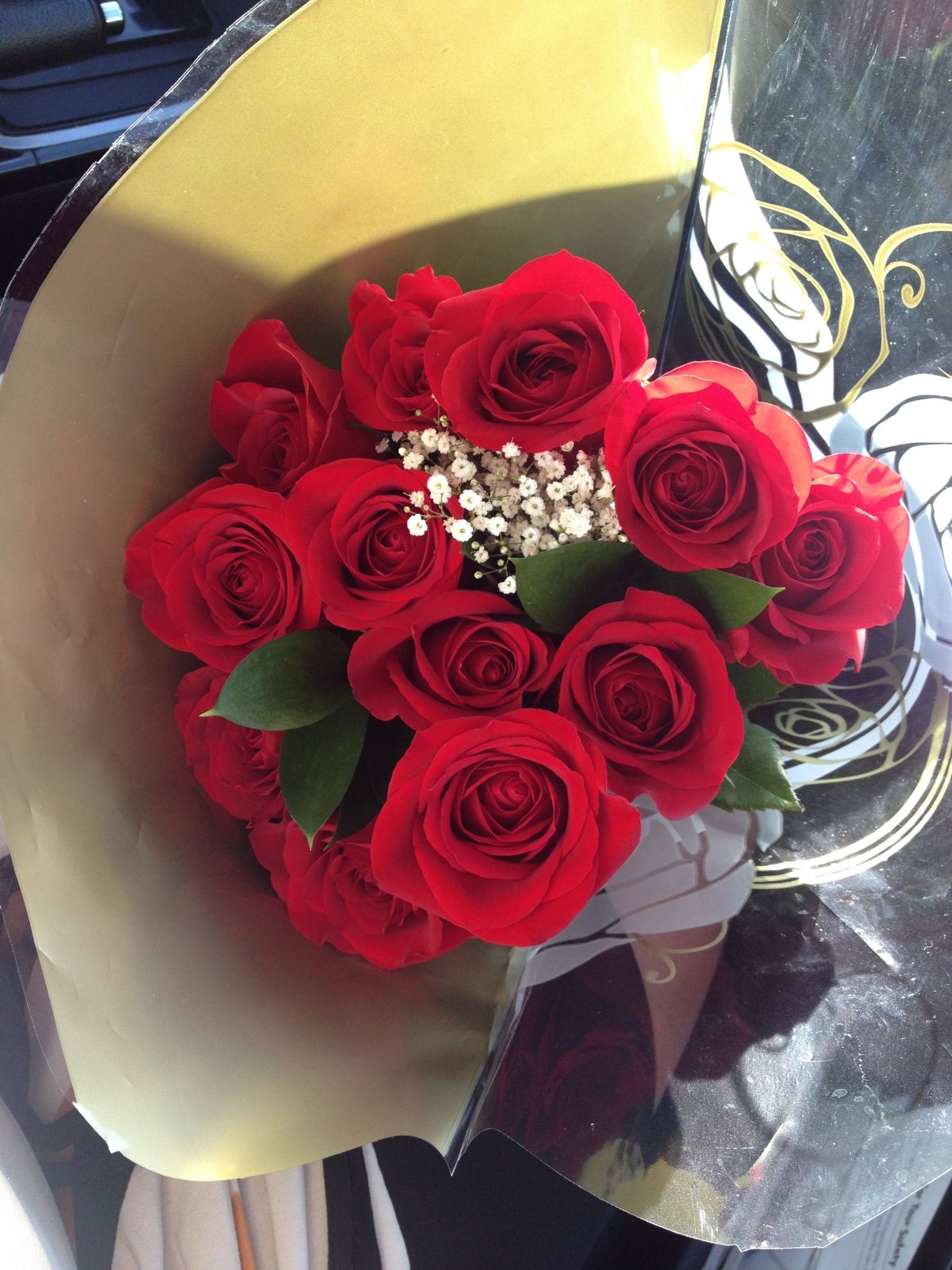 Букет цветов в салоне машины