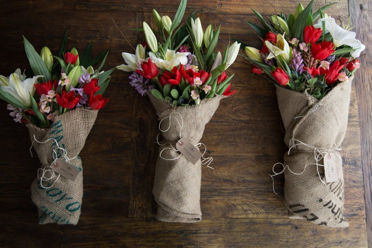 Подряд три букета цветов