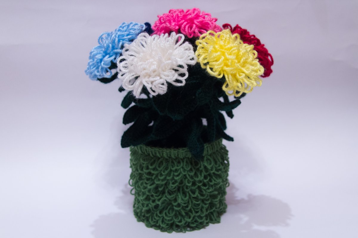 Вязаные цветы в горшочках