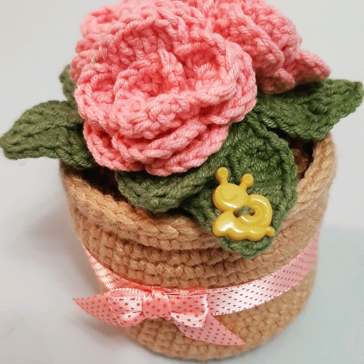 Вязаные розы в горшке