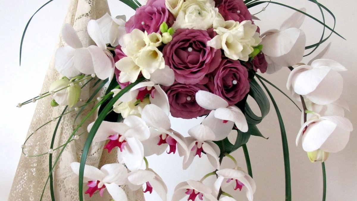 Букет лилии орхидеи и розы