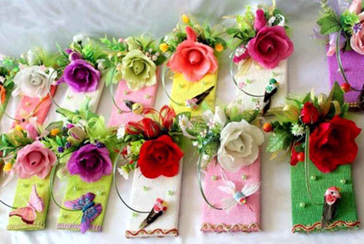 Шоколадка украшенная цветами из конфет