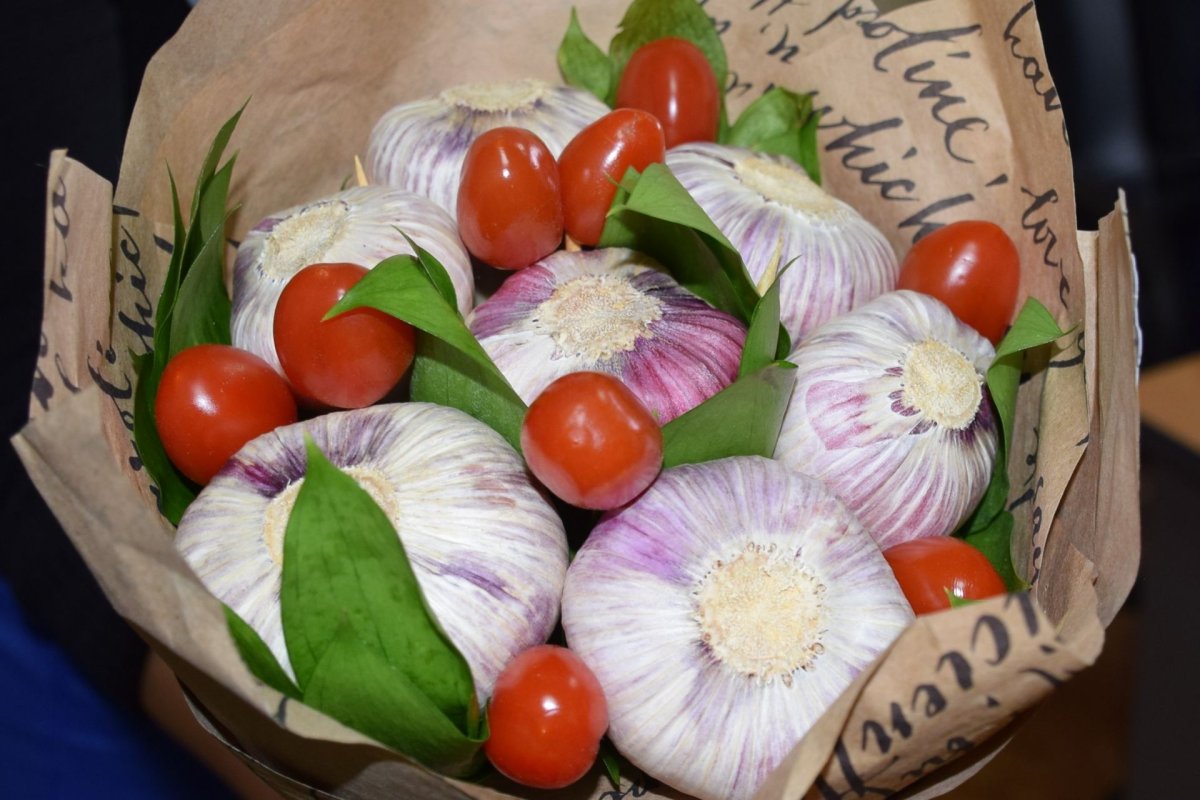 Букет из чеснока и лимона