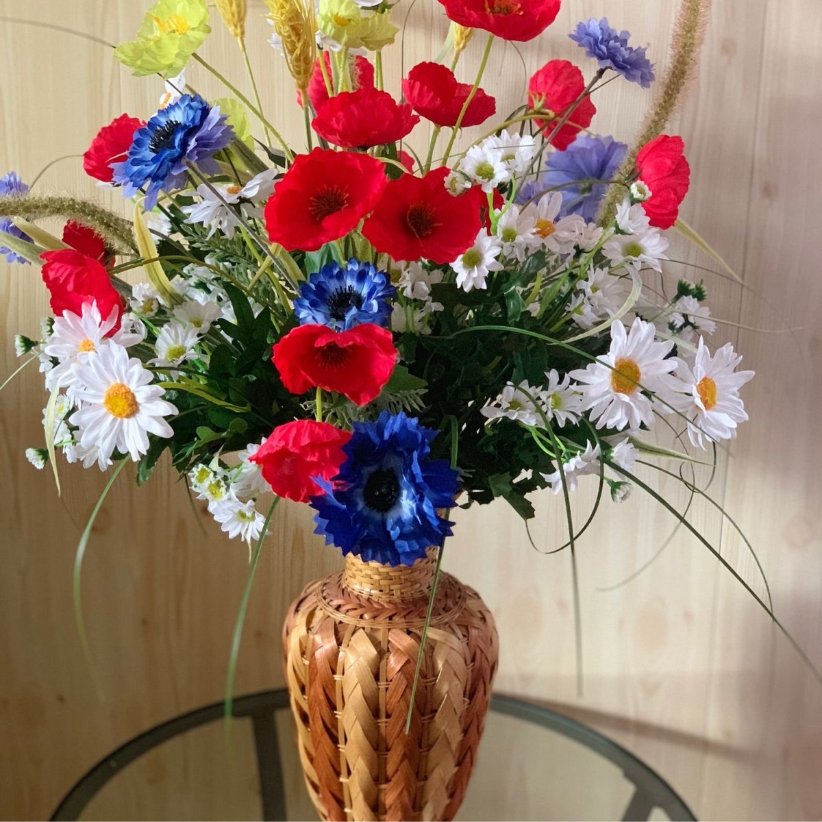 Композиция с полевыми цветами