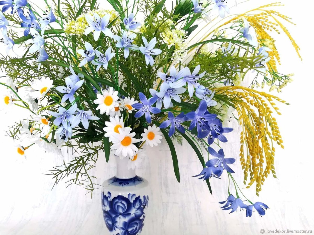Букет полевых цветов в вазе