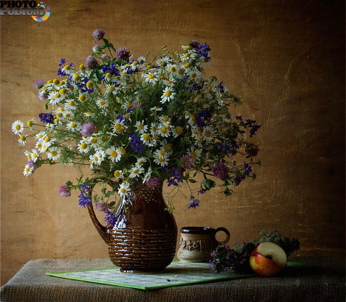 Кувшин с полевыми цветами