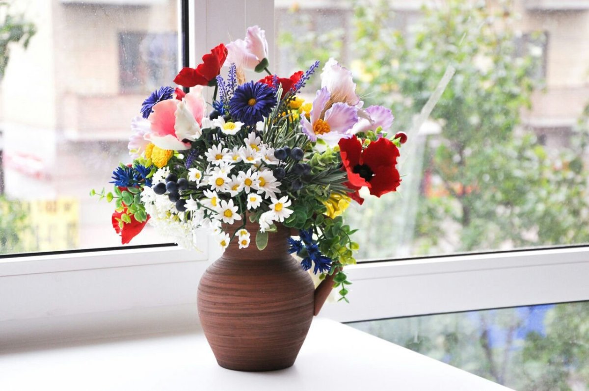 Цветы на окне
