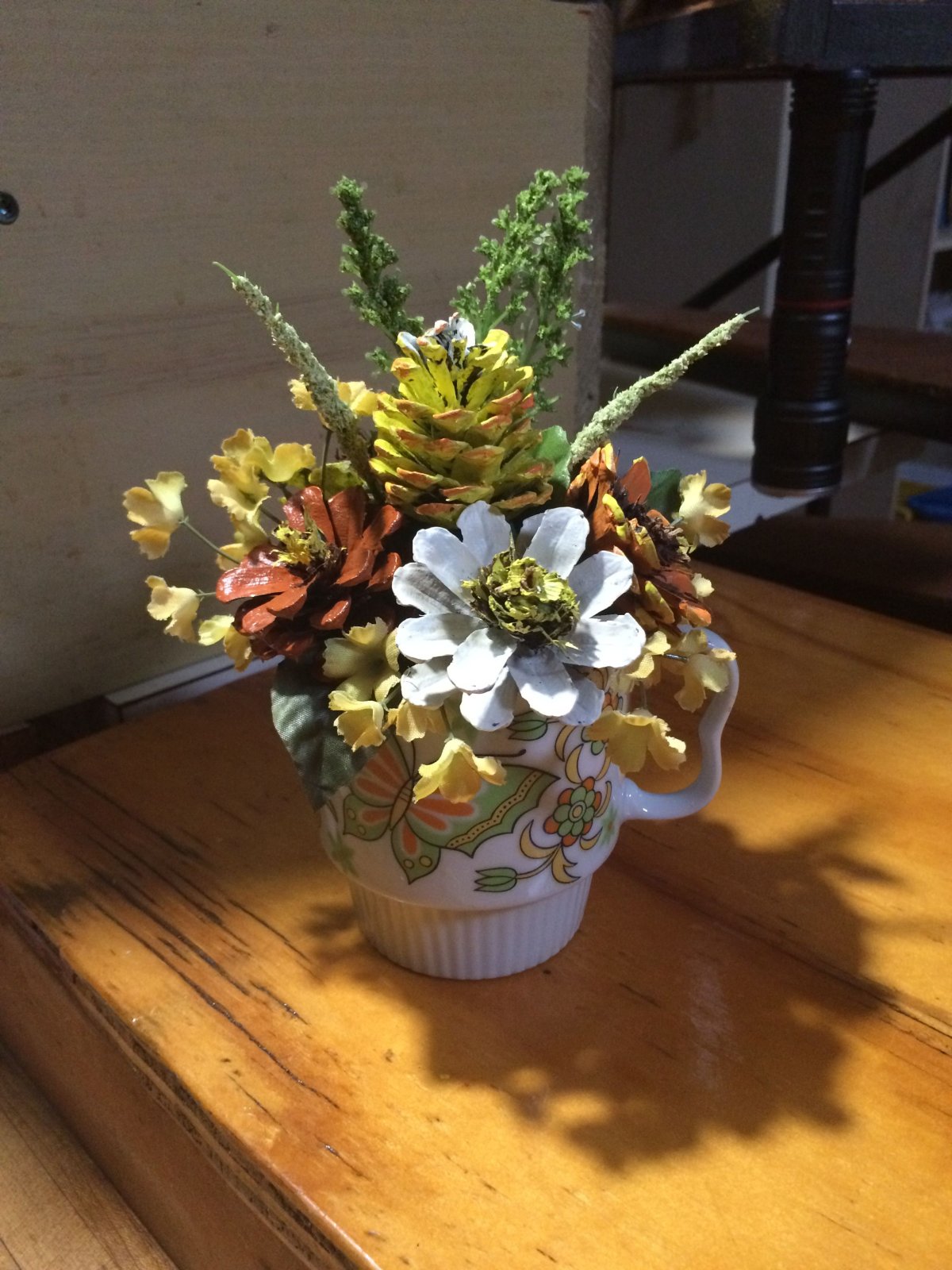 Букет из шишек в корзинке