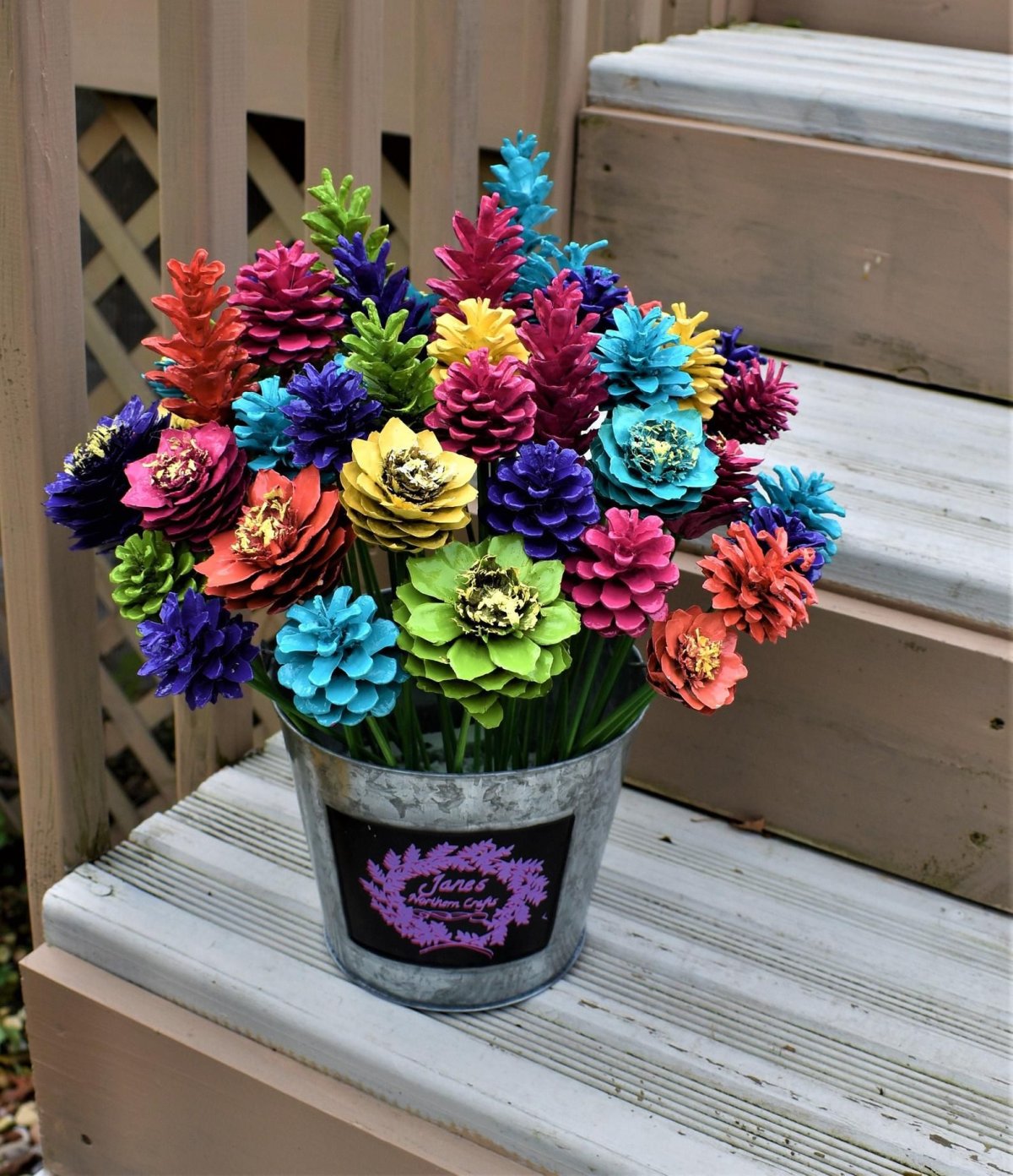 Букет из крашеных шишек