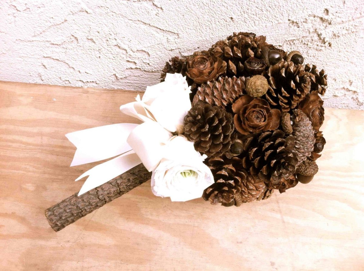 Букет из шишек в корзинке