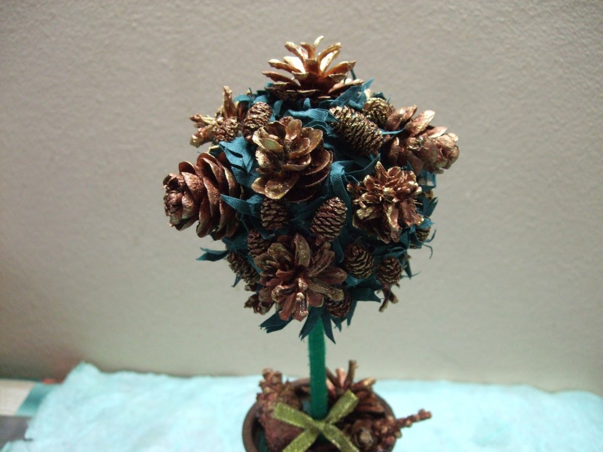 Топиарий из шишек