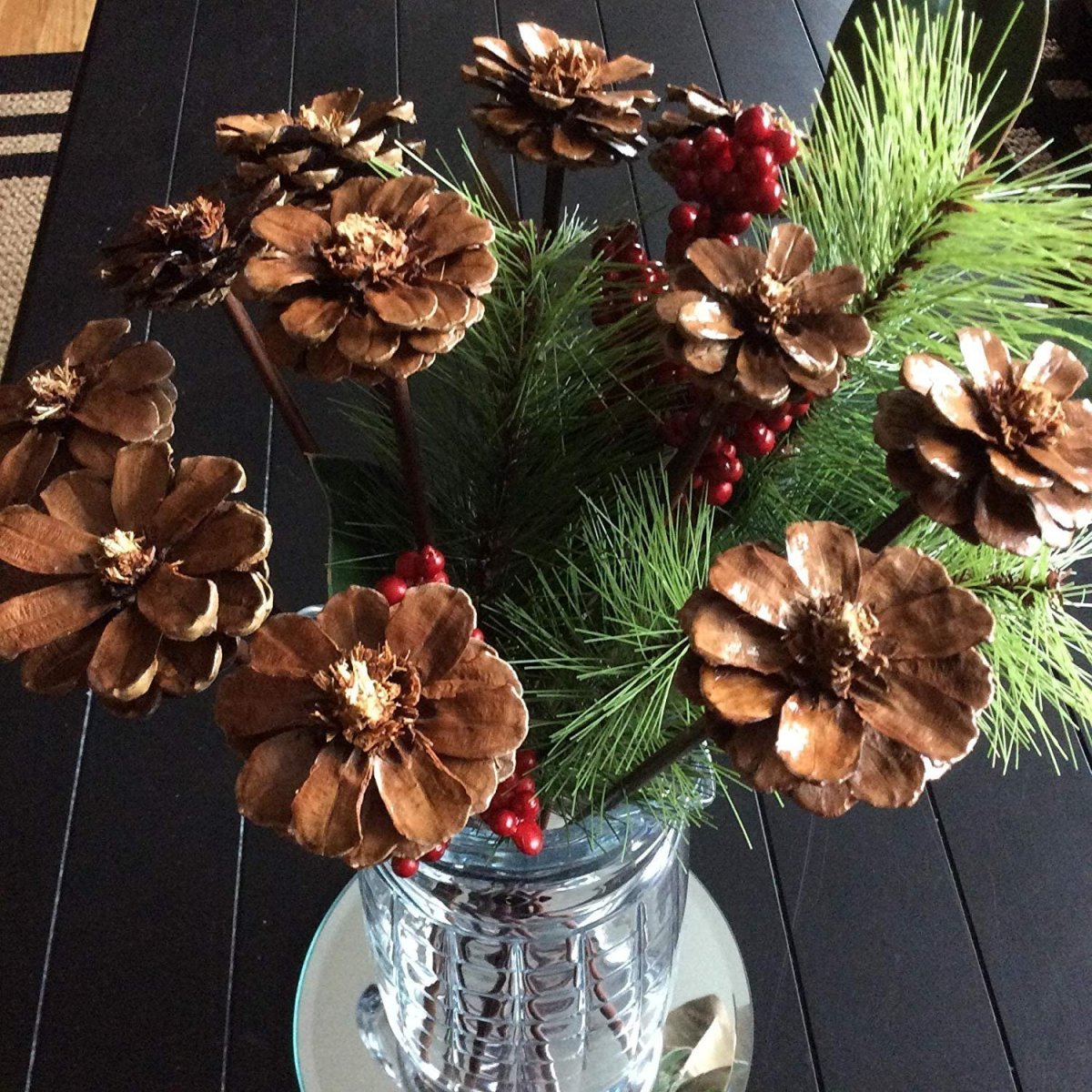 Цветы из сосновых шишек