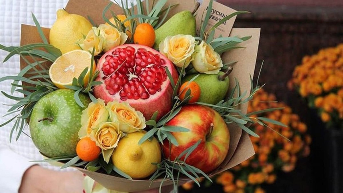 Букет из фруктов и цветов