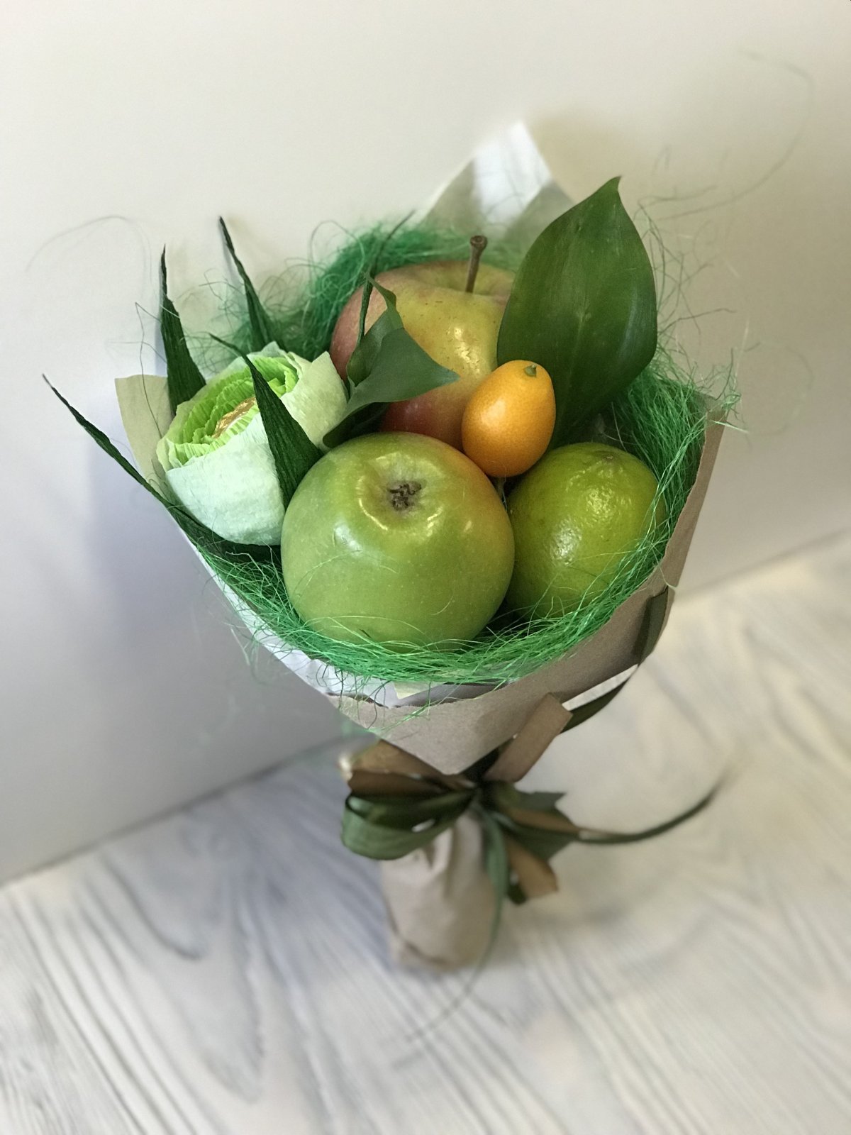 Букет из фруктов с вином