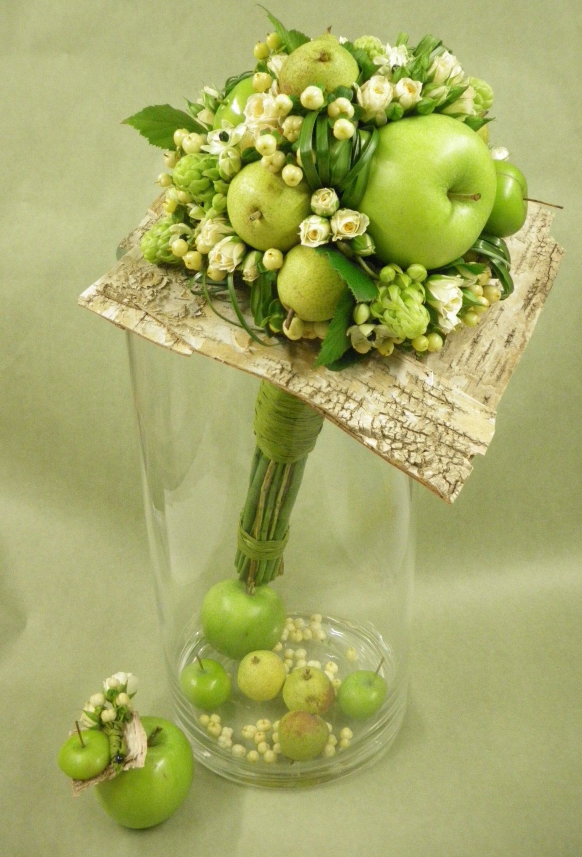 Осенний букет с яблоками