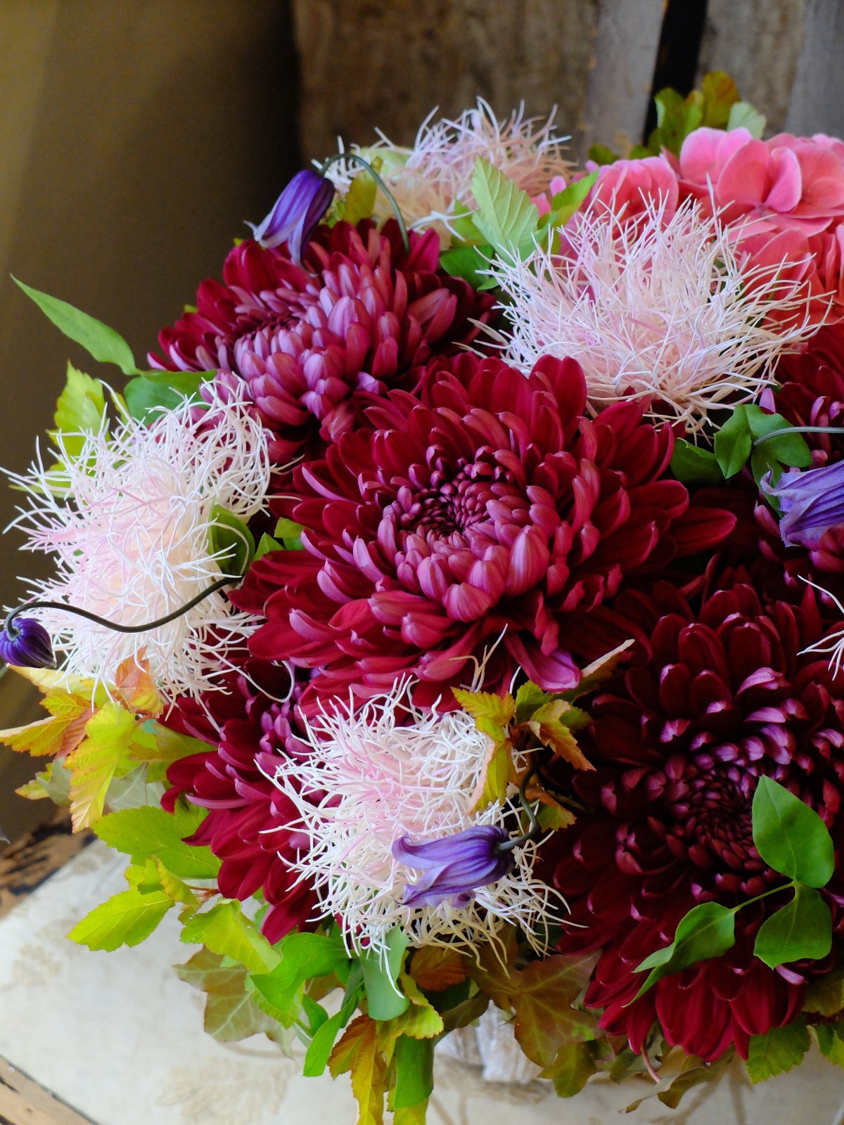 Букет с георгиной и хризантемой