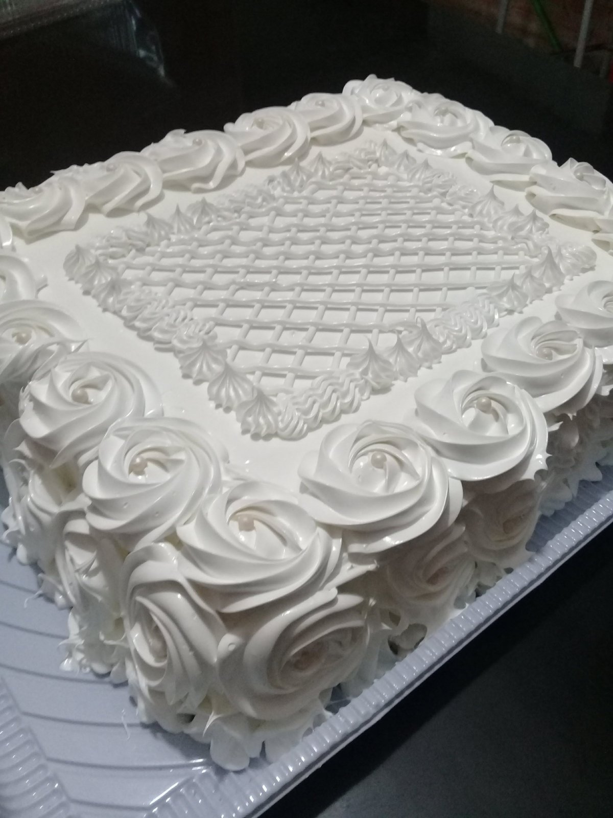 Украсить квадратный торт кремом