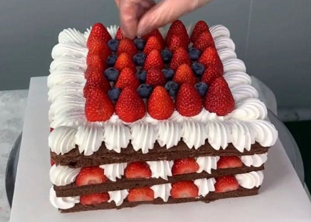 Торт ящик с клубникой