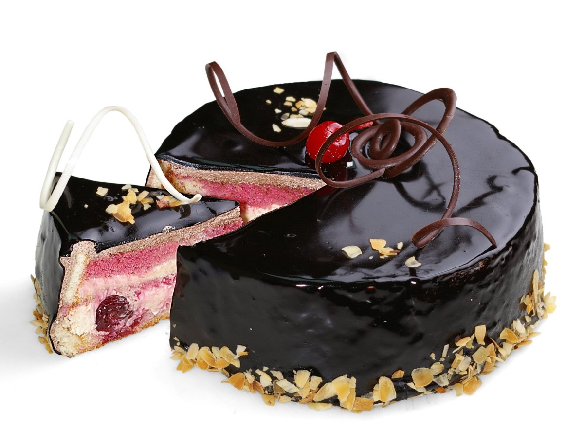 Шоколадный торт на белом фоне