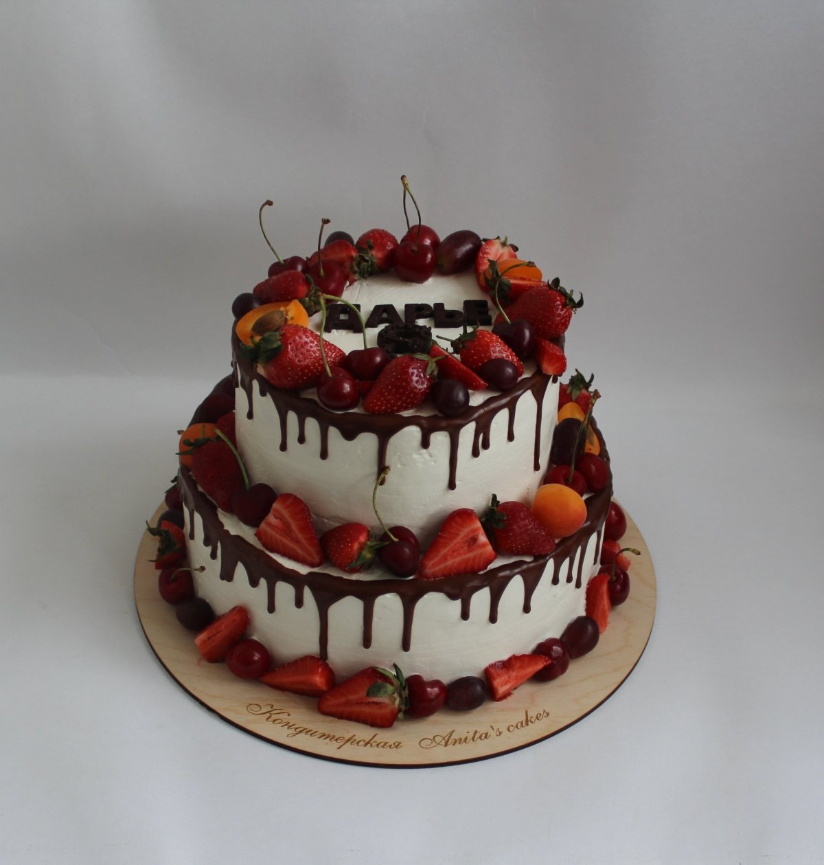 Двухэтажный торт с ягодами