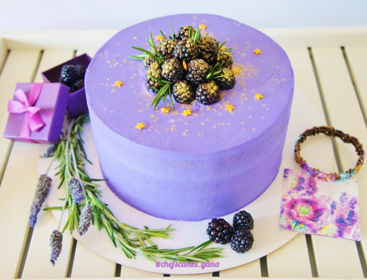 Лавандово ежевичный торт