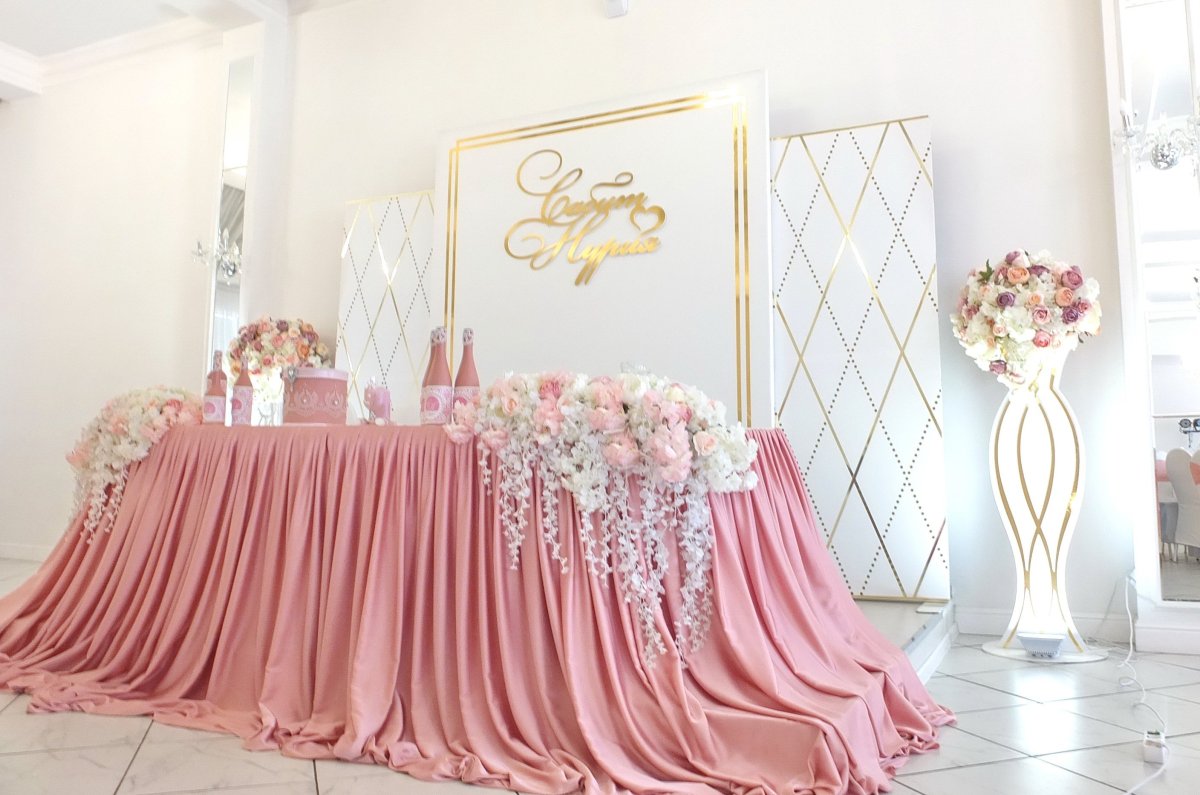 Декор зала на свадьбу в пудровых тонах