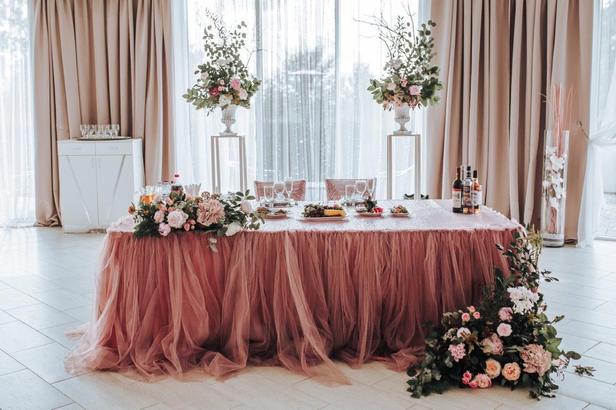 Украшение зала в пудровом цвете