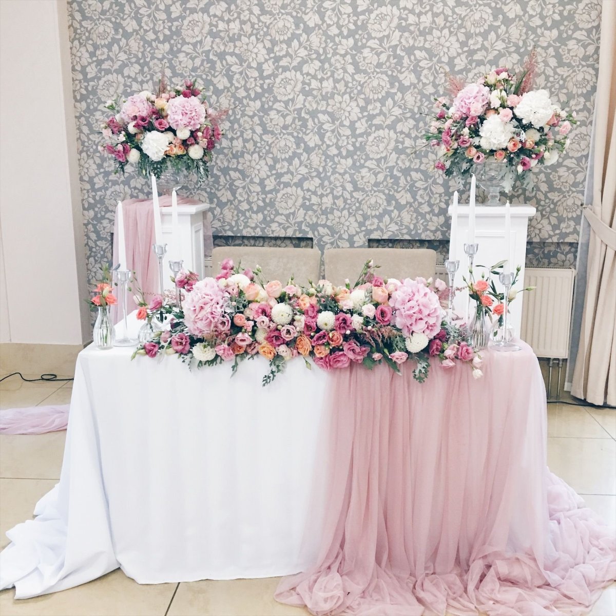 Украшение стола молодоженов