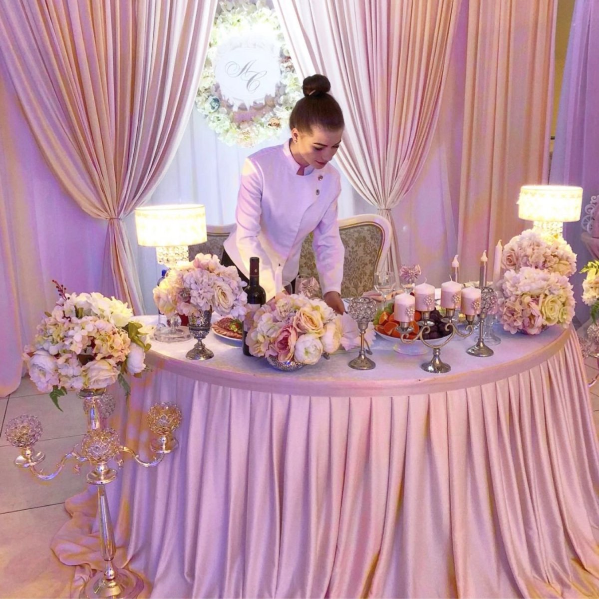 Украшение зала в пудровом цвете