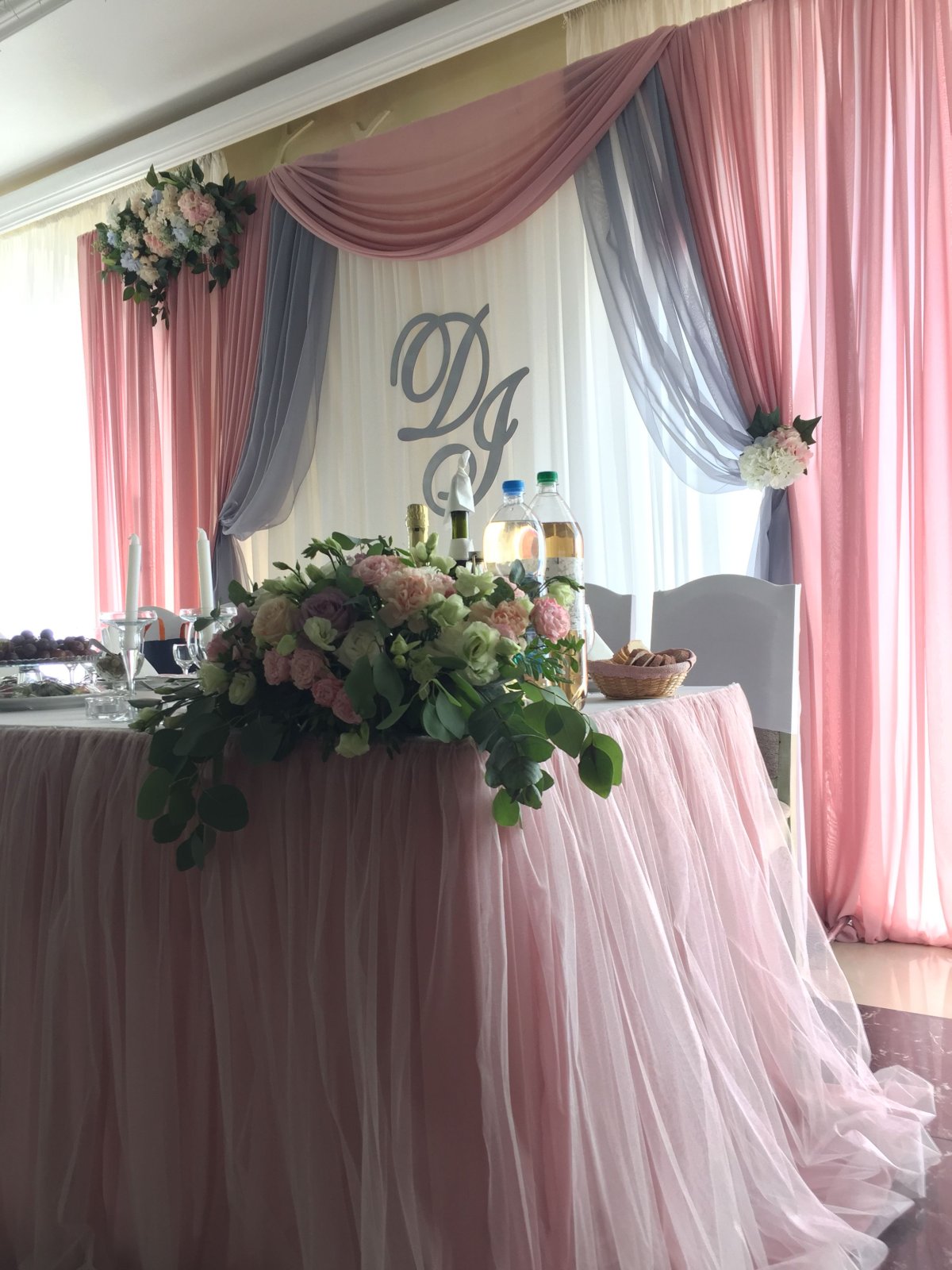 Президиум в розовых тонах