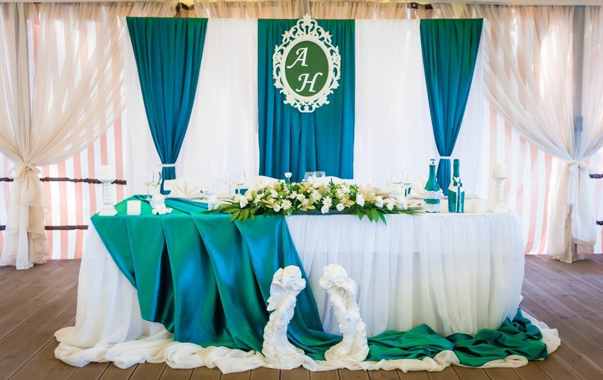 Украшение свадебного зала в изумрудном цвете