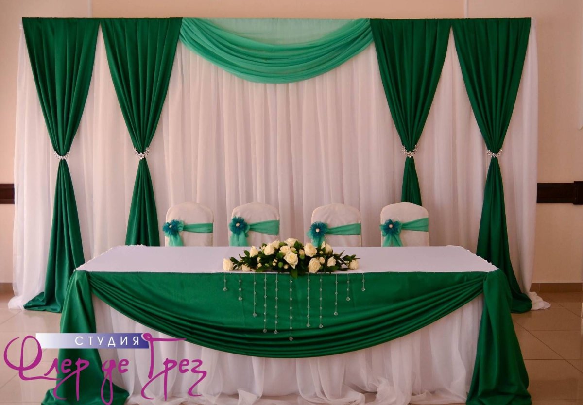 Украшение свадебного зала в изумрудном цвете