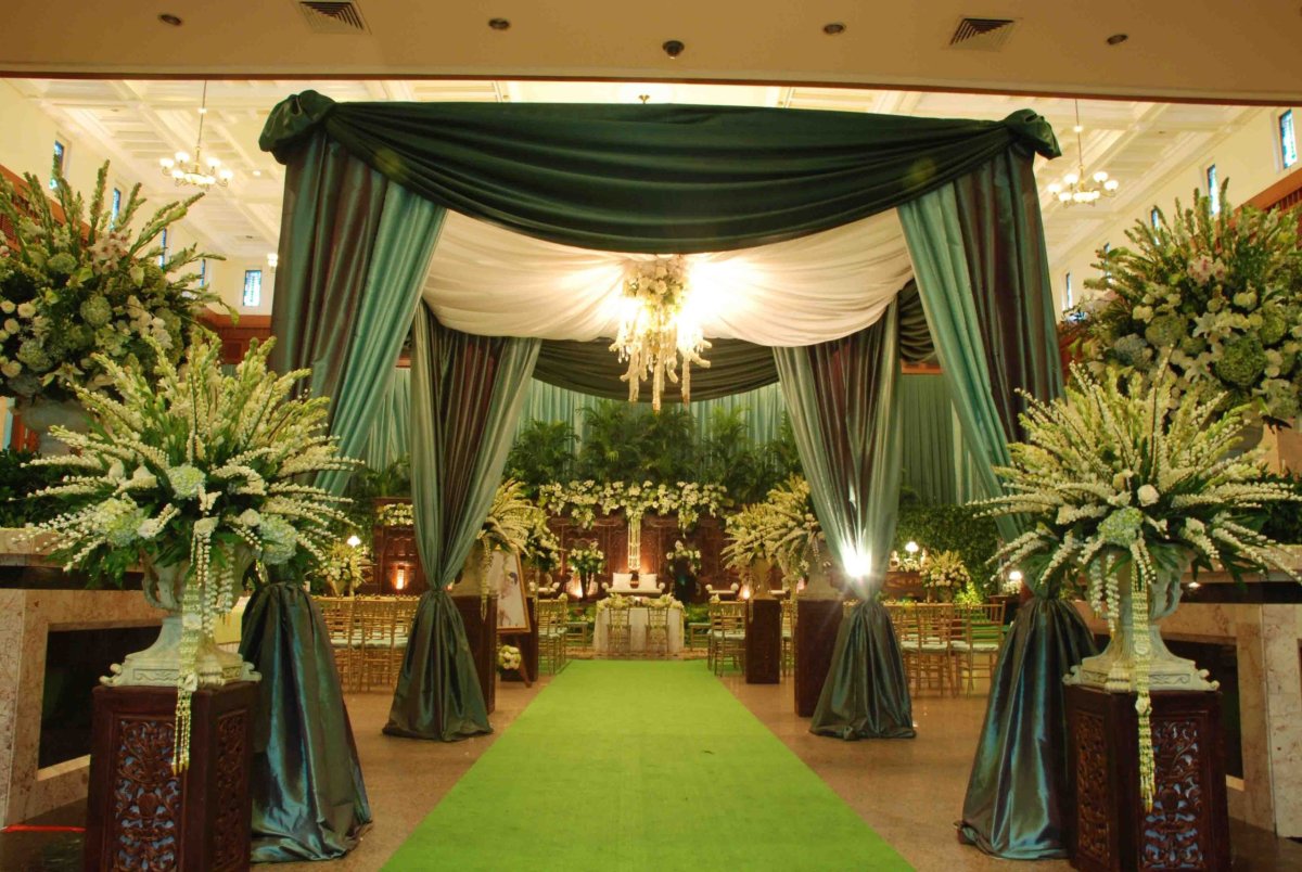 Украшение банкетного зала в изумрудном цвете