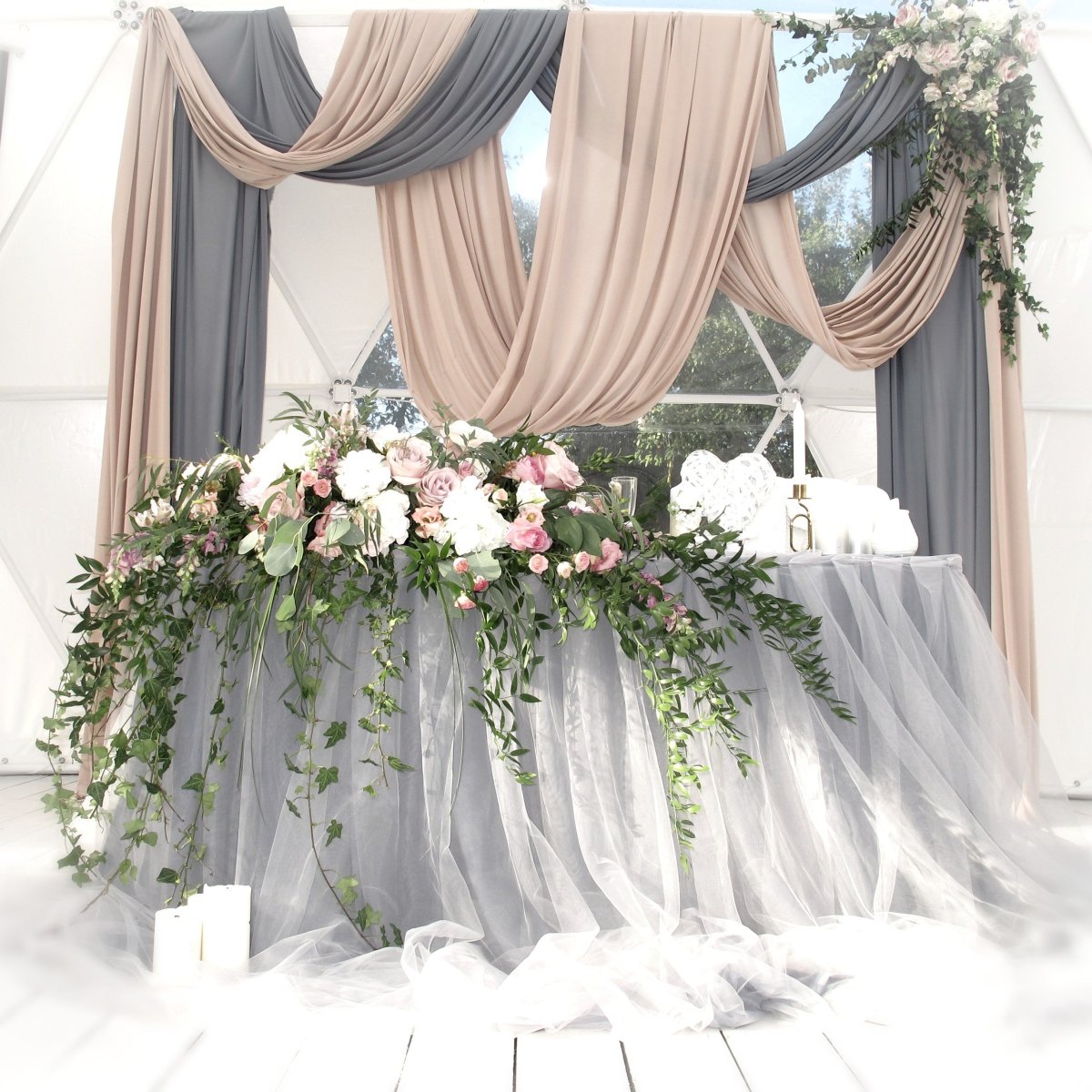 Украшение зала на свадьбу в белом цвете