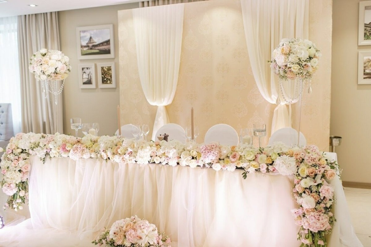Украшение зала в пудровом цвете