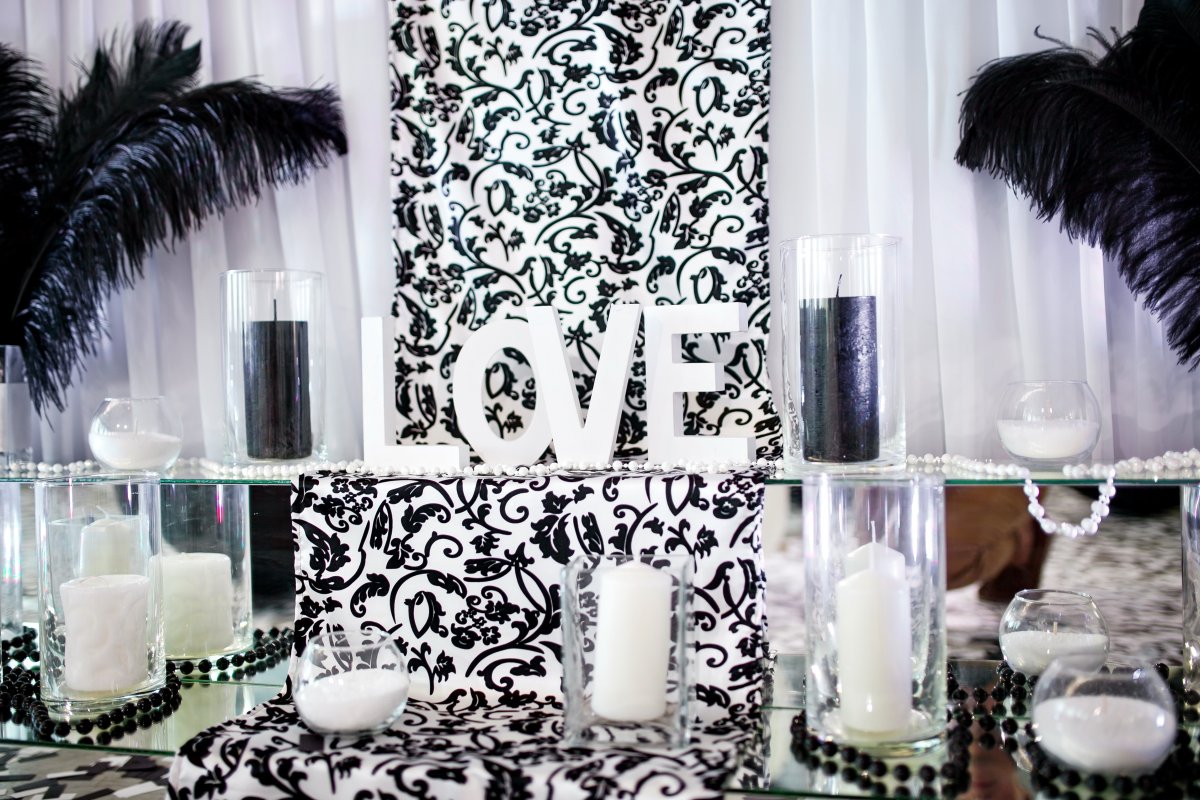 Декор в стиле черно белом