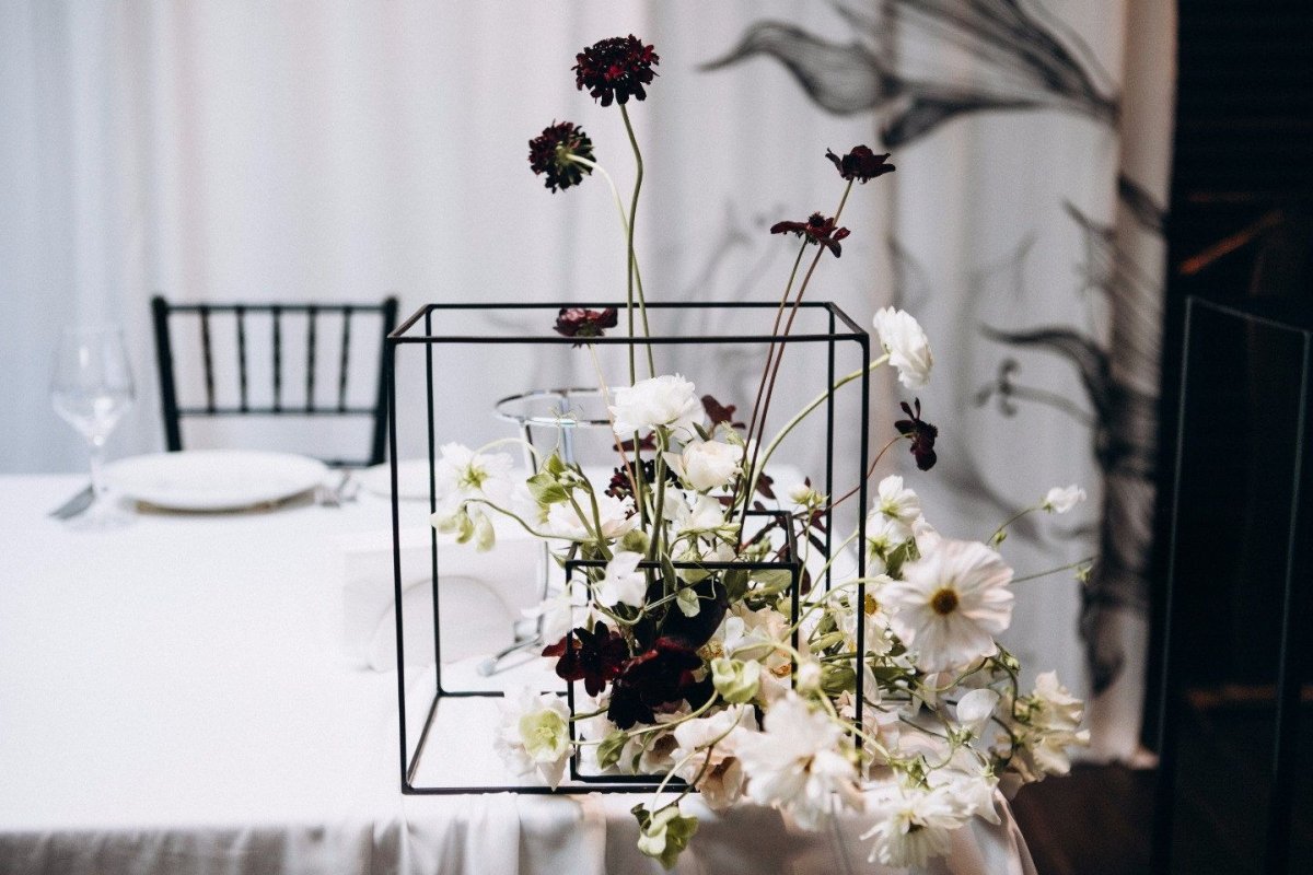 Декор черных стульев на свадьбу